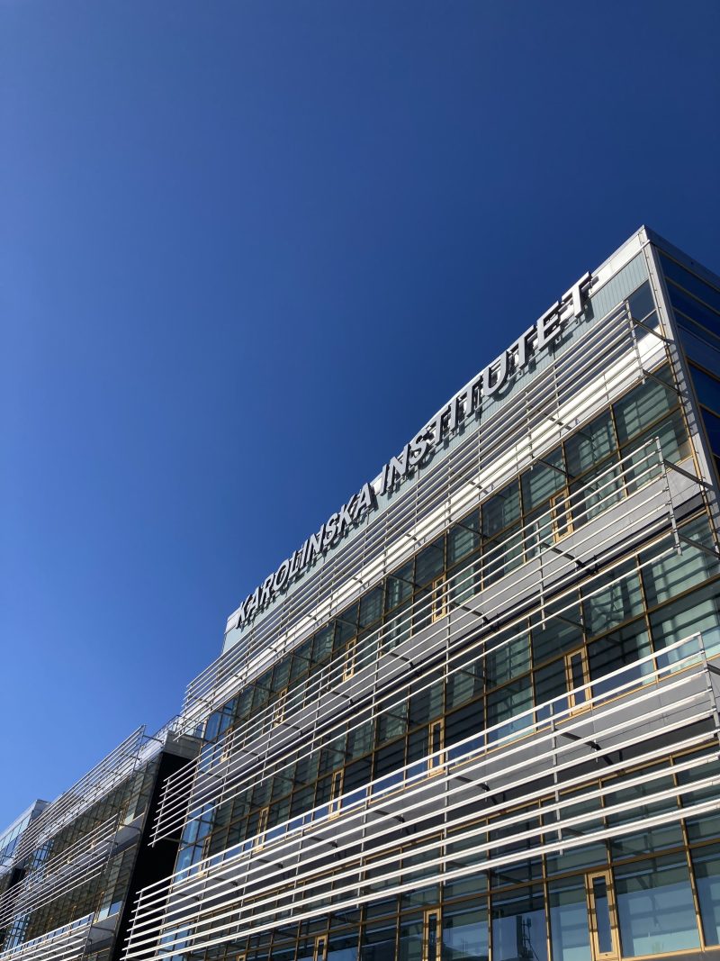 Karolinska Institutet Flemingsberg med blå himmel som bakgrund